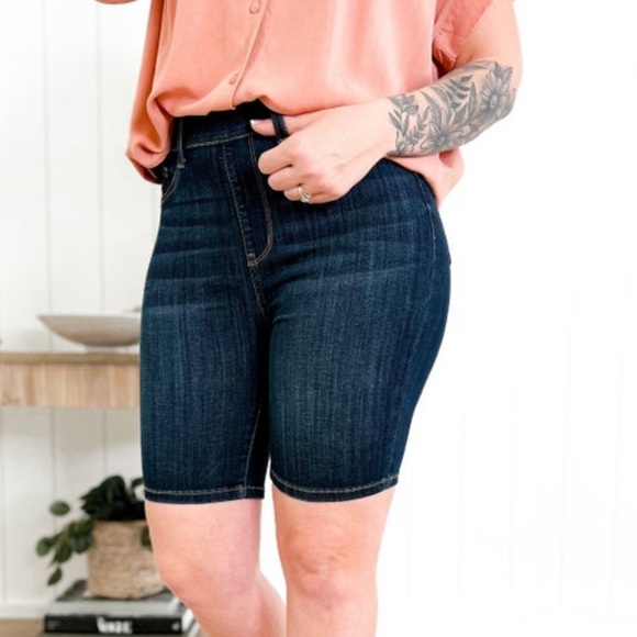 NWT Judy Blue Pull On Bermuda Shorts Dark Wash High Rise Size Small Stretch - Picture 3 of 14